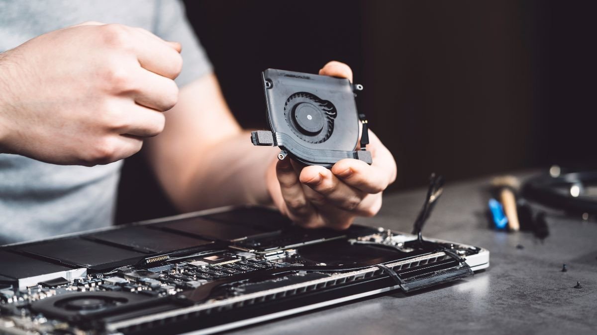 Vệ sinh quạt tản nhiệt của laptop chết nguồn để tránh quá nhiệt và tăng tuổi thọ.