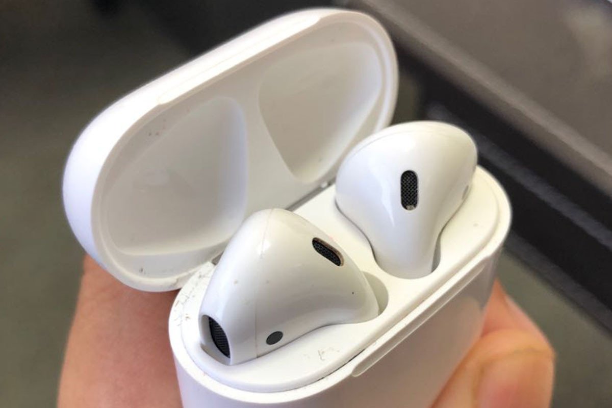 Vệ sinh tai nghe AirPod để khắc phục lỗi không kết nối một bên