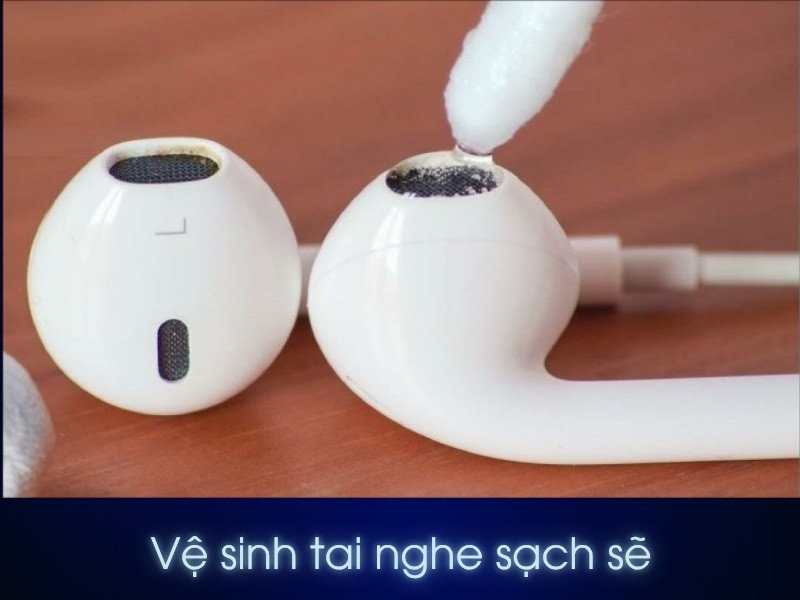 Vệ sinh tai nghe Bluetooth định kỳ tránh lỗi chỉ nghe được một bên iPhone