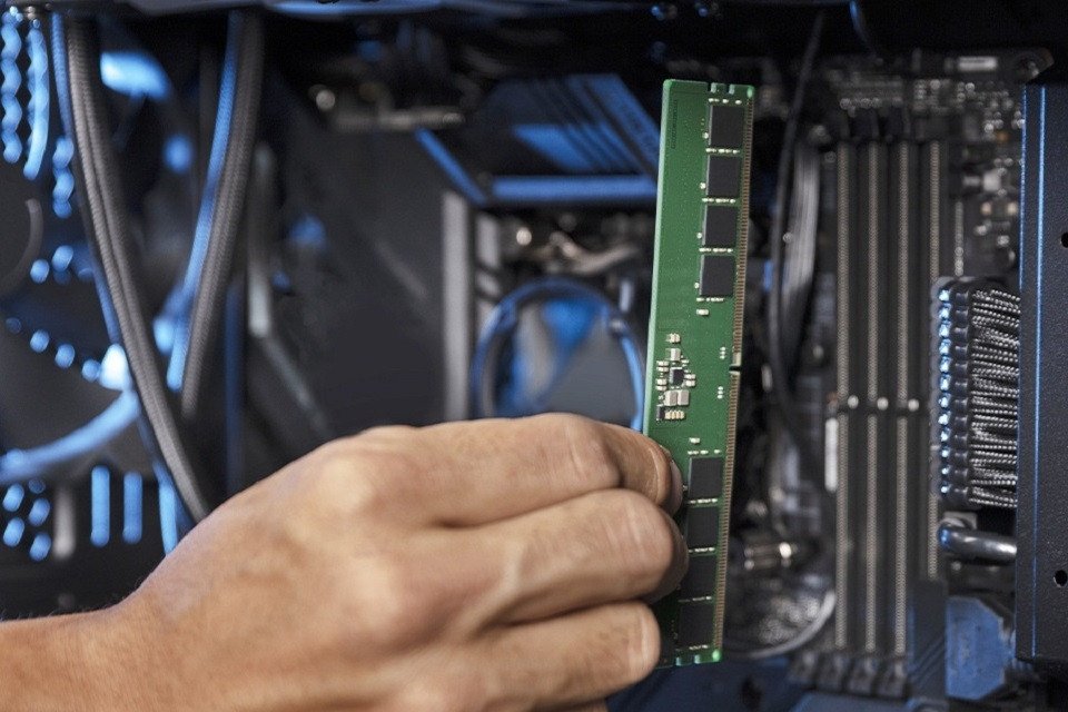 Vệ sinh thanh RAM khi laptop Dell không hiển thị hình ảnh