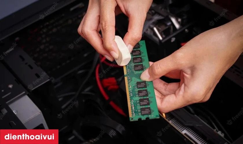 Vệ sinh thanh RAM laptop để tăng tốc độ xử lý