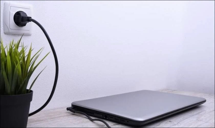 Vệ sinh và kiểm tra kỹ cổng sạc laptop