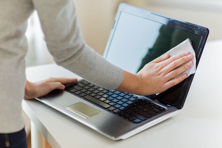 Vệ sinh và tản nhiệt cho laptop để tránh lỗi màn hình bị đen do quá nhiệt