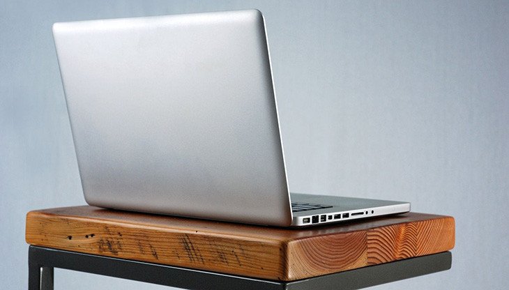 Vệ sinh vỏ laptop bên ngoài, làm sạch bụi bề mặt