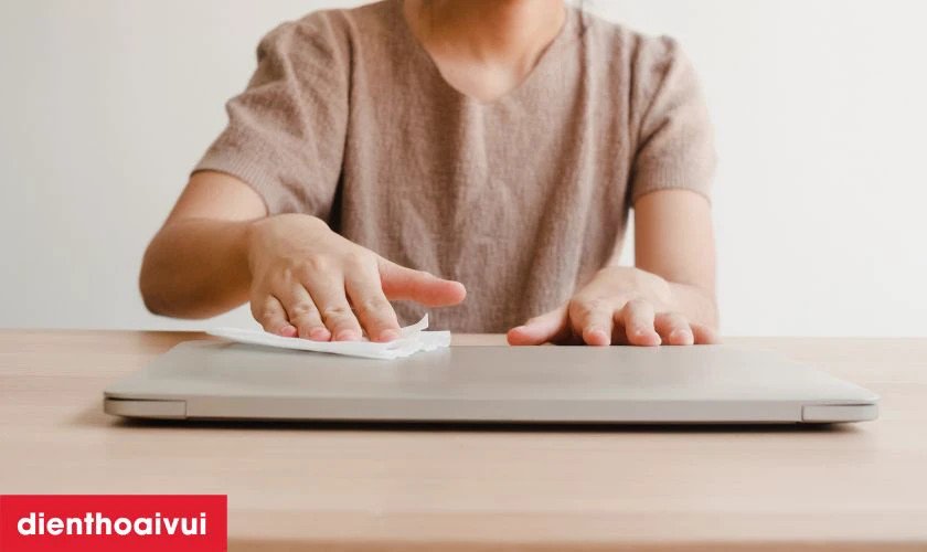 Vệ sinh vỏ laptop