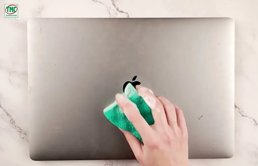 Vệ sinh vỏ ngoài và đáy của laptop giữ máy luôn sạch sẽ