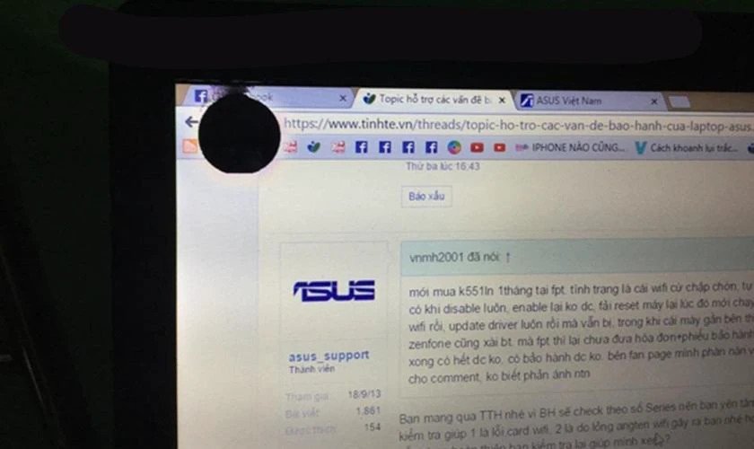 Vết đen loang lổ như mực chảy trên màn hình laptop, thường do va đập hoặc áp lực