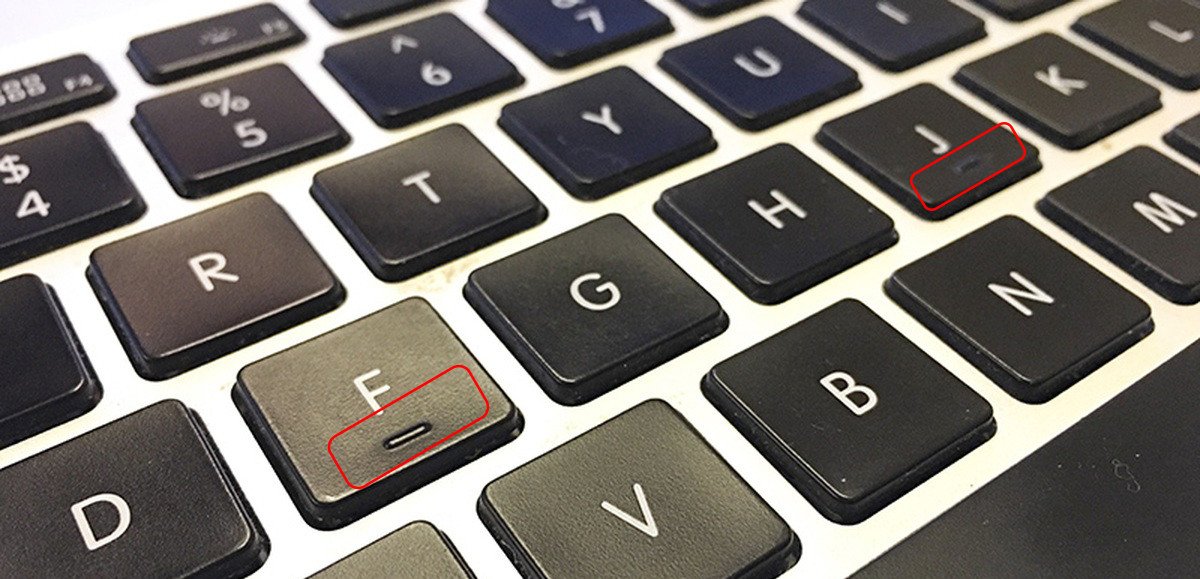 Vị trí các dấu chấm nổi trên phím F và J giúp định vị ngón tay khi gõ phím laptop