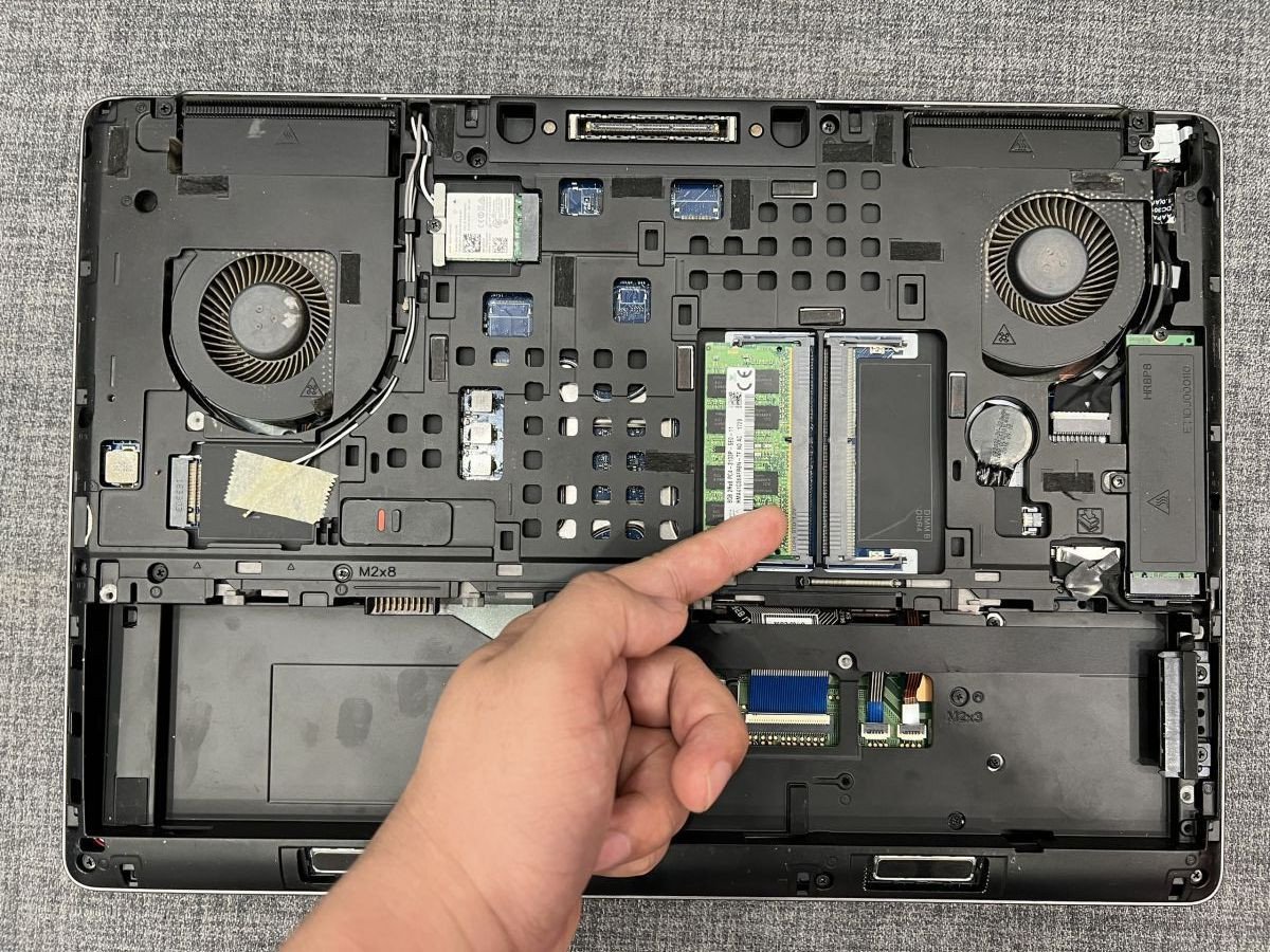 Vị trí các khe cắm RAM trên bo mạch chủ của laptop