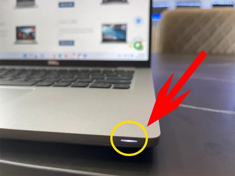 Vị trí đèn báo trạng thái trên thân laptop Dell gần cổng kết nối