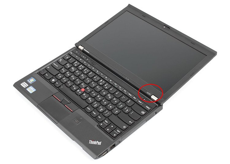 Vị trí nhãn dán model laptop thường thấy trên viền màn hình (mặt B)