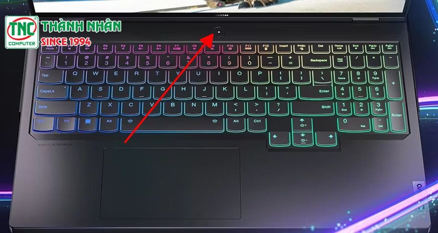 Vị trí nút nguồn laptop Lenovo được đặt riêng biệt cạnh bàn phím, hỗ trợ cách khởi động laptop Lenovo