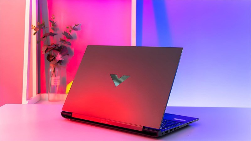 Victus - Dòng laptop HP cao cấp với thiết kế gaming mạnh mẽ, hiệu năng đồ họa ấn tượng.