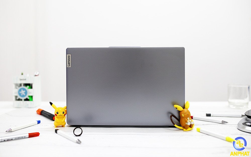 Vỏ ngoài màu ghi của laptop Lenovo IdeaPad Slim 3 14IAH8 83EQ0004VN