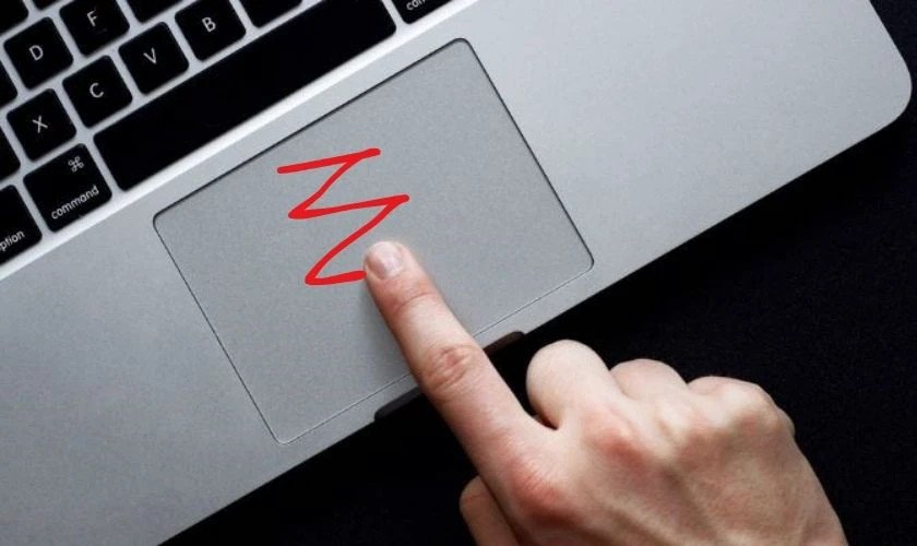 Vuốt ngón tay trên bề mặt bàn di chuột cảm ứng laptop để thực hiện các thao tác.