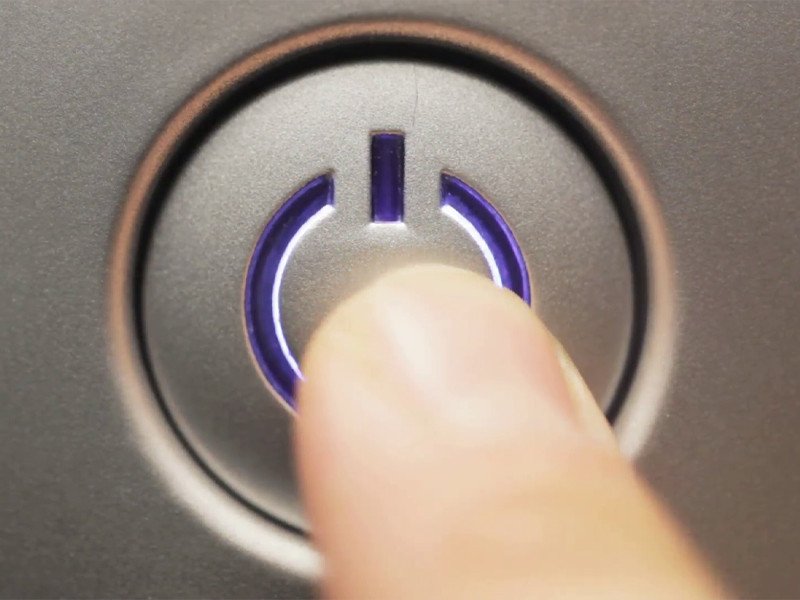 Xả năng lượng tĩnh bằng cách giữ nút nguồn sau khi tháo pin laptop