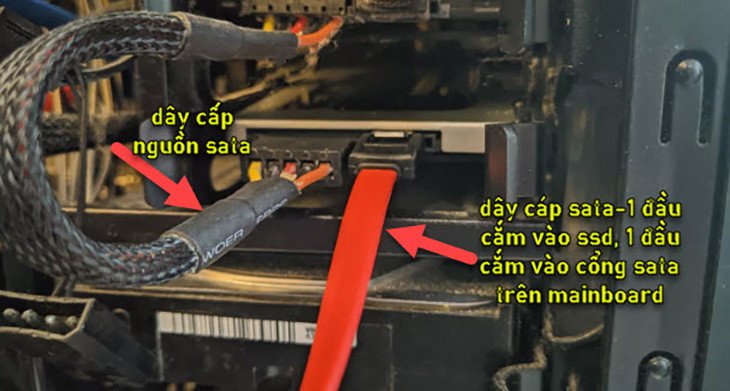 Xác định vị trí cổng SATA và cáp nguồn trên PC