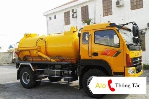 Xe chuyên dụng đang tiến hành hút hầm cầu tại một khu vực dân cư ở Nghệ An