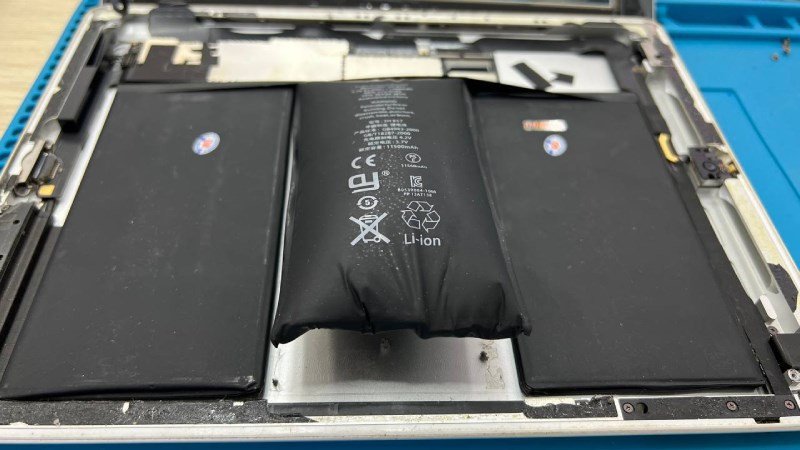 Xử lý cẩn thận viên pin laptop bị phồng để đảm bảo an toàn