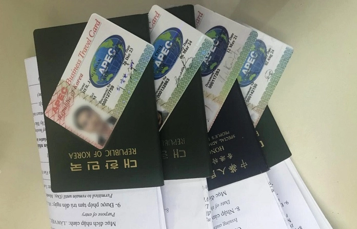 Biểu tượng APEC và các lá cờ quốc gia