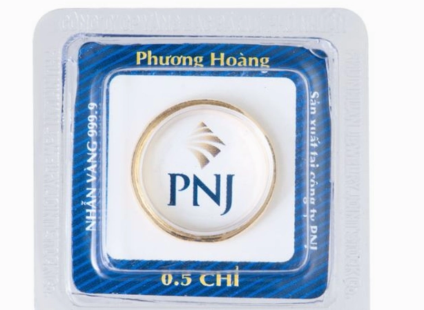 Cận cảnh một chiếc nhẫn vàng PNJ sang trọng