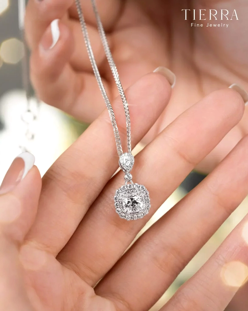 Cận cảnh một chiếc nhẫn vàng trắng 18K với thiết kế độc đáo