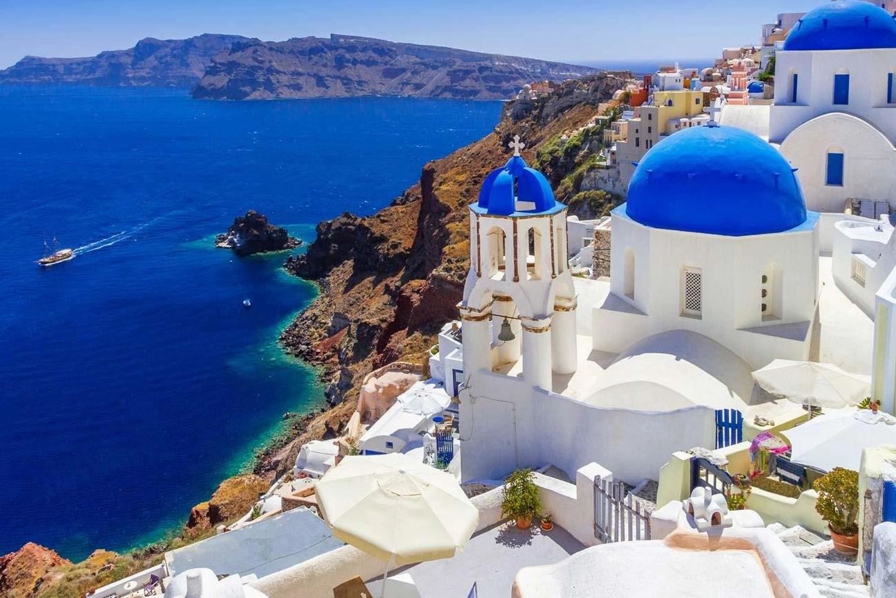 Greece Là Nước Nào? Khám Phá Vùng Đất Thần Thoại và Hiện Đại Cảnh hoàng hôn tuyệt đẹp tại làng Oia, Santorini