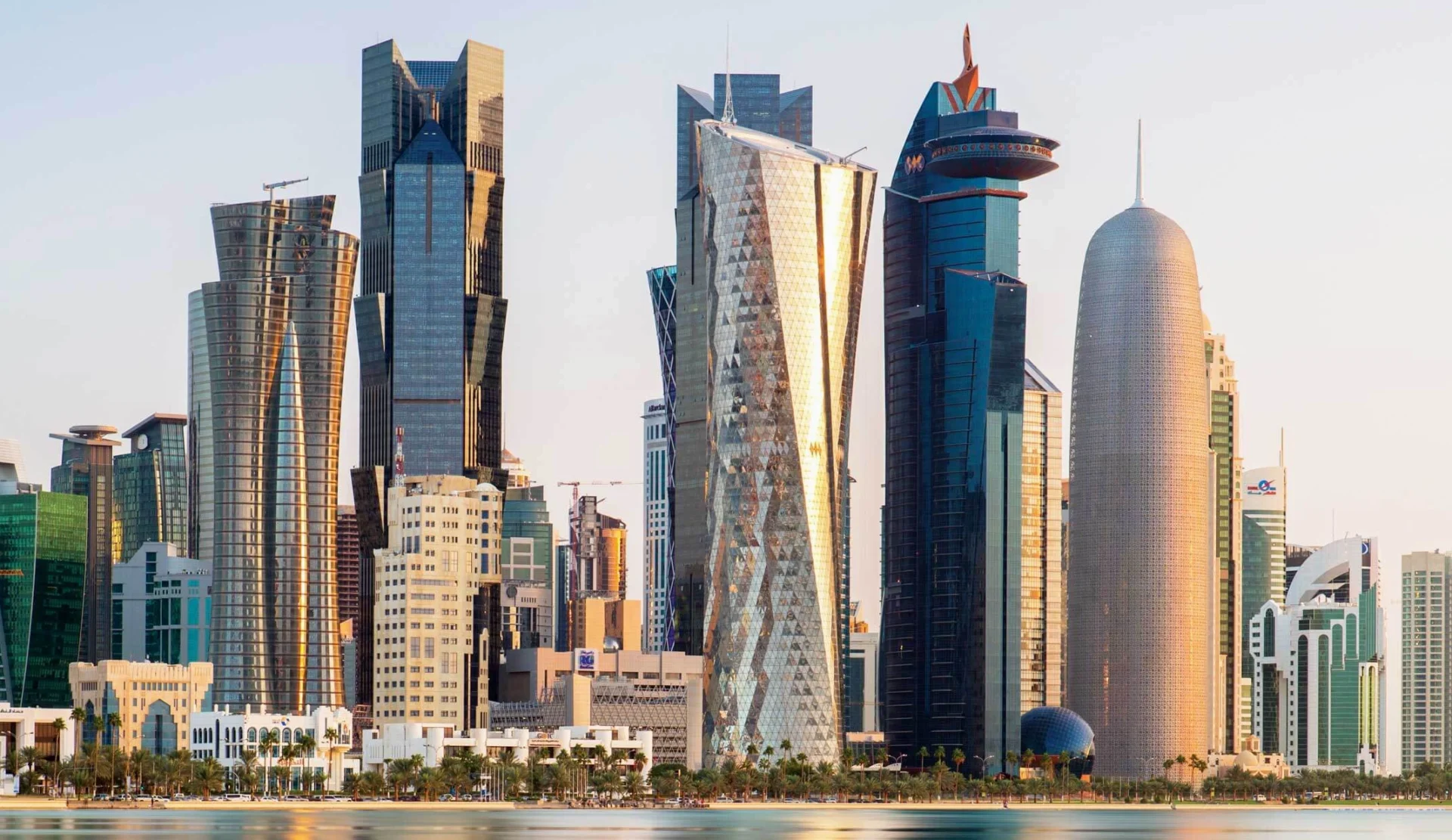 Qatar Thuộc Nước Nào? Khám Phá Vùng Đất Giàu Có Bậc Nhất Thế Giới Cảnh người dân Qatar trong trang phục truyền thống