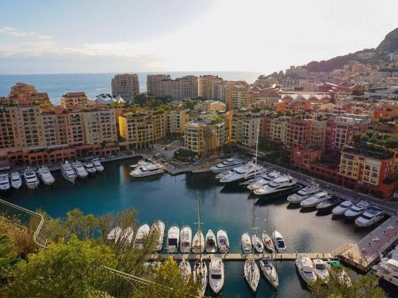 Monaco Là Nước Nào? Khám Phá Công Quốc Giàu Có Bậc Nhất Thế Giới Cảnh quan sang trọng tại Monaco