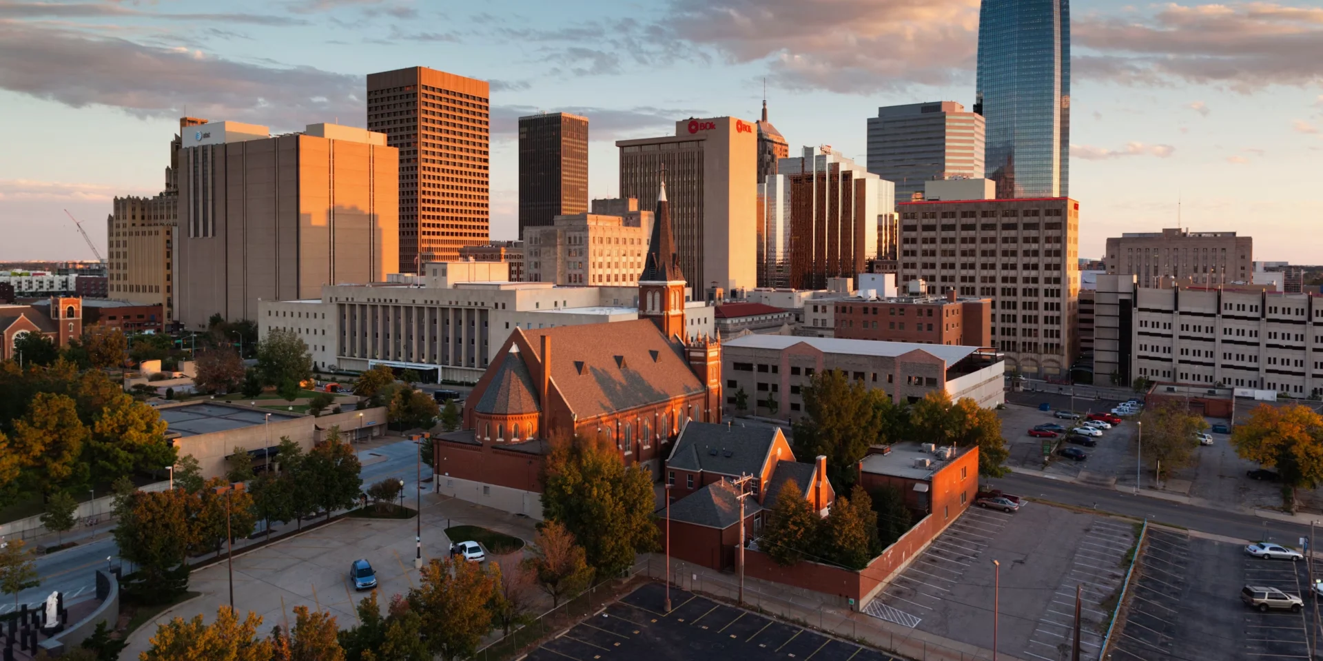Cảnh quan thành phố Oklahoma City về đêm