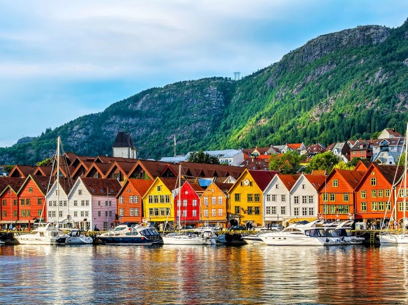 Norway là nước nào? Khám phá xứ sở của những kỳ quan thiên nhiên Cảnh thiên nhiên Na Uy với người đi bộ đường dài
