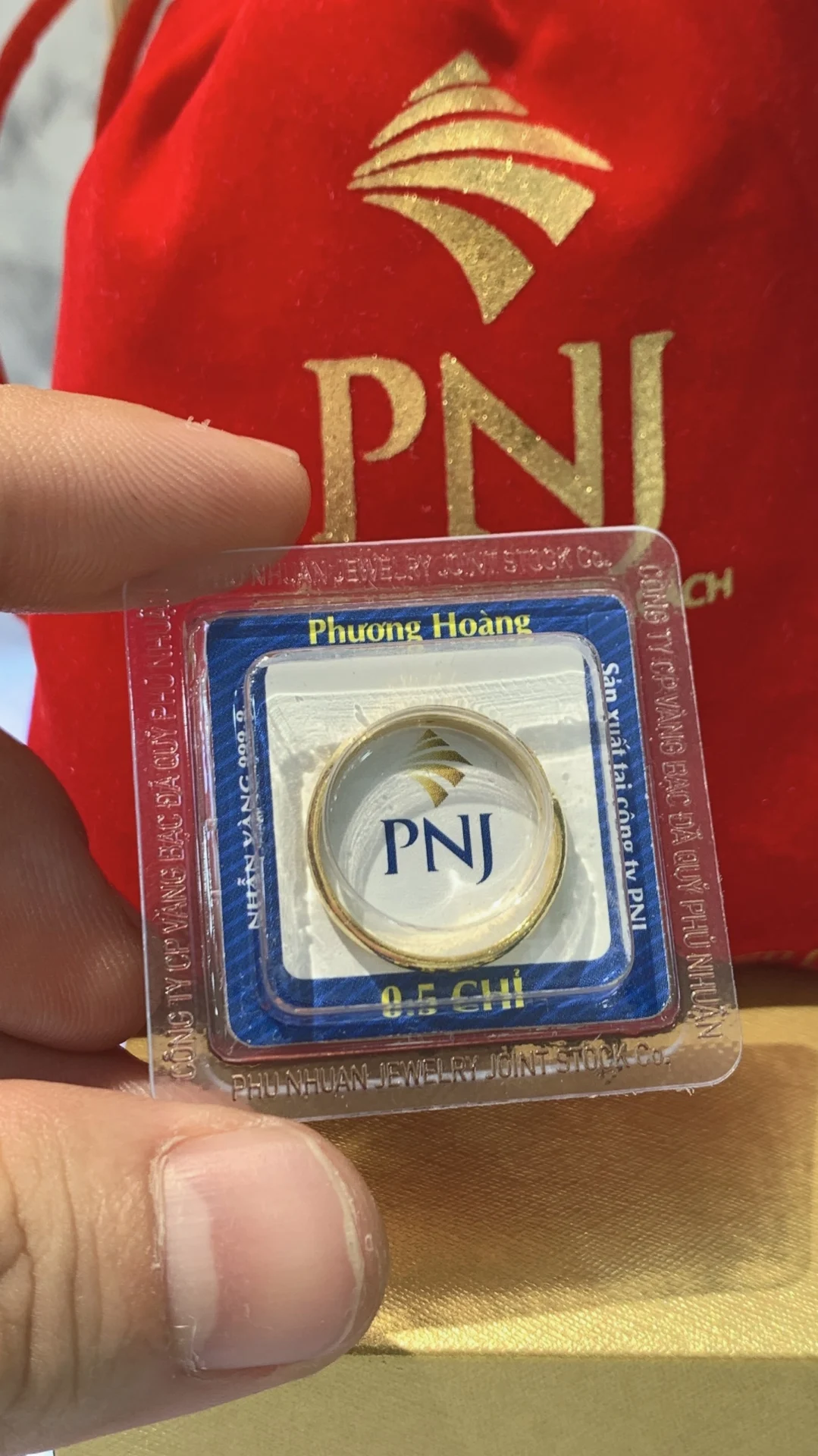 Chi tiết một chiếc nhẫn vàng PNJ có khắc hoa văn