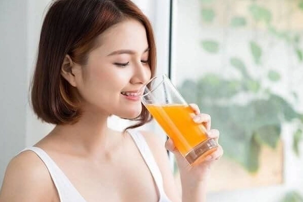 Uống nước cam vào thời điểm nào tốt nhất? Chuyên gia giải đáp Cốc nước cam tươi ngon và trái cam mọng nước