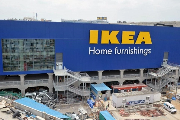 Cửa hàng IKEA lớn với nhiều sản phẩm trưng bày