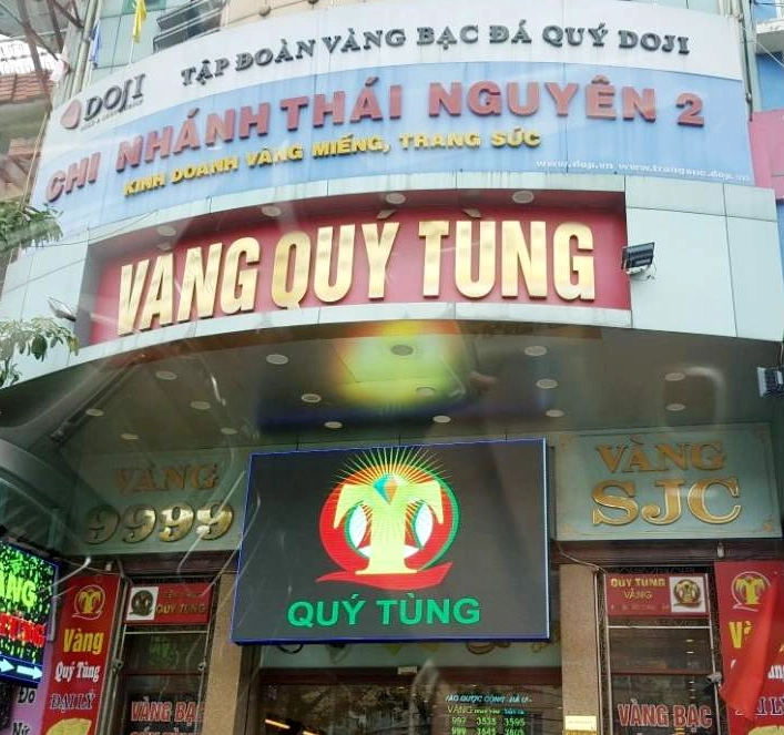 Tiệm Vàng Quý Tùng Thái Nguyên: Uy tín và Chất lượng Vượt Thời Gian Cửa hàng Tiệm Vàng Quý Tùng Thái Nguyên trưng bày nhiều sản phẩm vàng đẹp