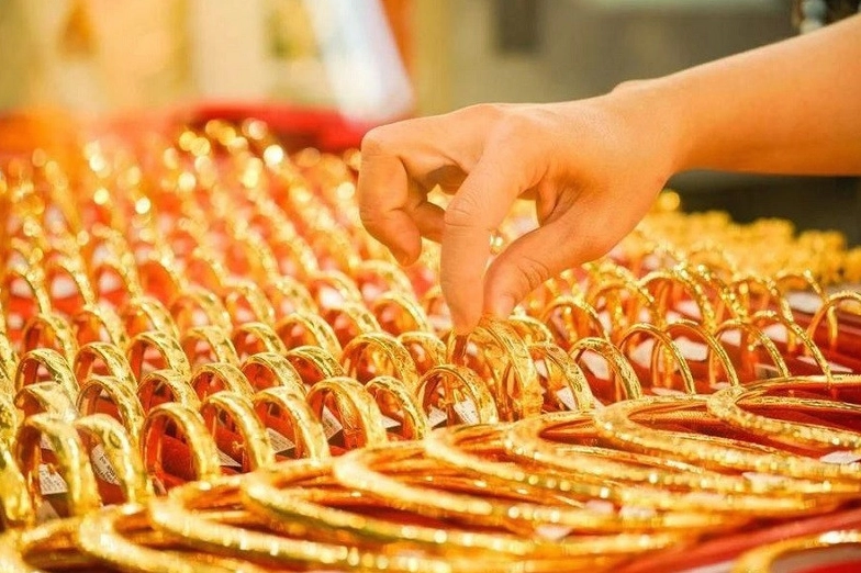 Giá Vàng Hôm Nay Quý Tùng: Cập Nhật Mới Nhất 2026 Cửa hàng vàng Quý Tùng trưng bày sản phẩm