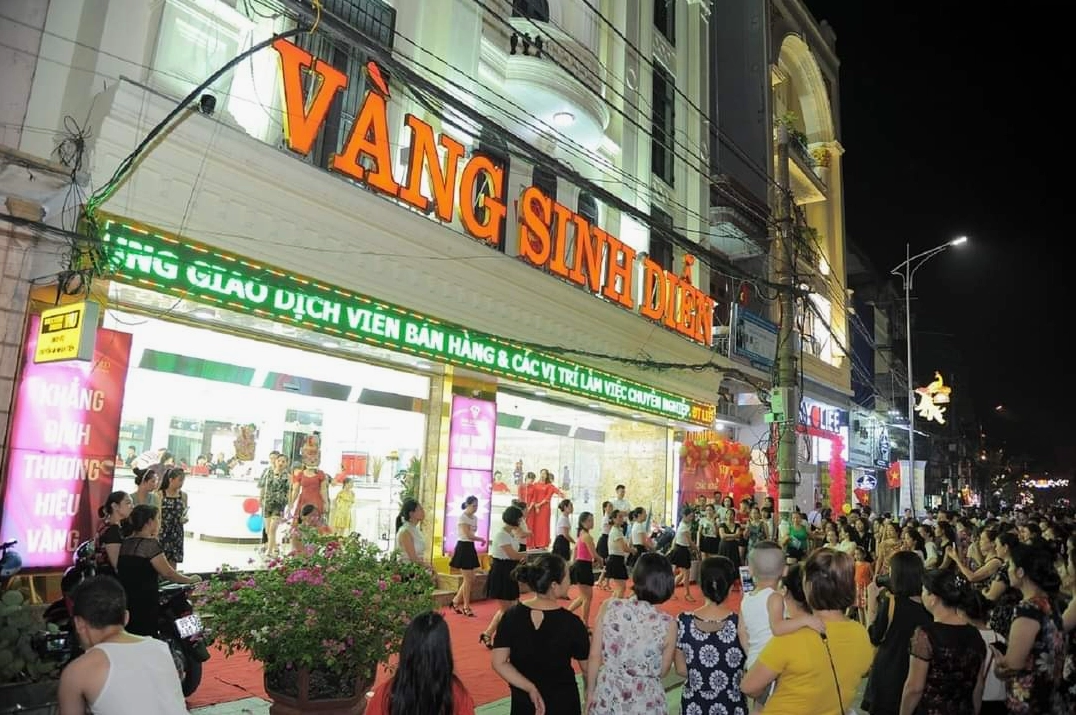 Tiệm Vàng Sinh Diễn Bắc Ninh: Địa Chỉ Uy Tín - Cập Nhật Giá 2026 Cửa hàng vàng Sinh Diễn trưng bày sản phẩm