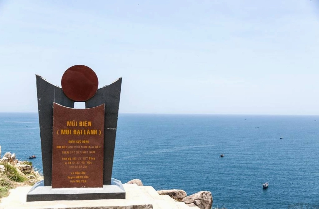 Cực Đông Nước Ta Nằm Ở Tỉnh Nào? Khám Phá Mũi Đôi Đất Liền Du khách check-in tại Mũi Đôi