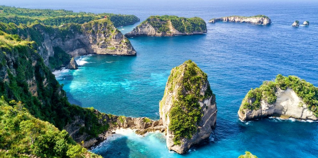 Bali Ở Nước Nào? Khám Phá Đảo Thiên Đường Hấp Dẫn Du khách khám phá các hoạt động tại Bali