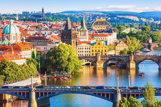 Vienna: Thủ đô nước nào? Khám phá chi tiết về thủ đô nước Áo Du khách tham quan Cung điện Hofburg