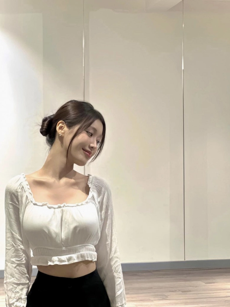 Han Sara là người nước nào? Hé lộ sự thật về cô ca sĩ tài năng Han Sara trong một buổi biểu diễn