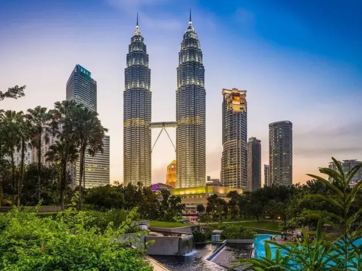 Kuala Lumpur của nước nào? Giải mã Thủ đô Xứ sở Mã Lai Hang động Batu với bức tượng thần Murugan