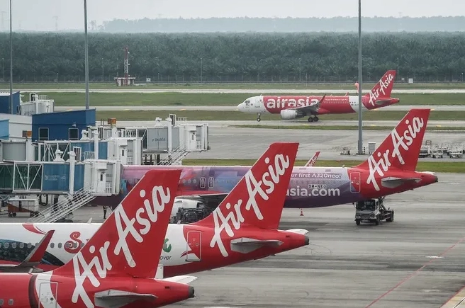 AirAsia của nước nào? Hé lộ nguồn gốc và hành trình phát triển Hành khách làm thủ tục tại sân bay AirAsia