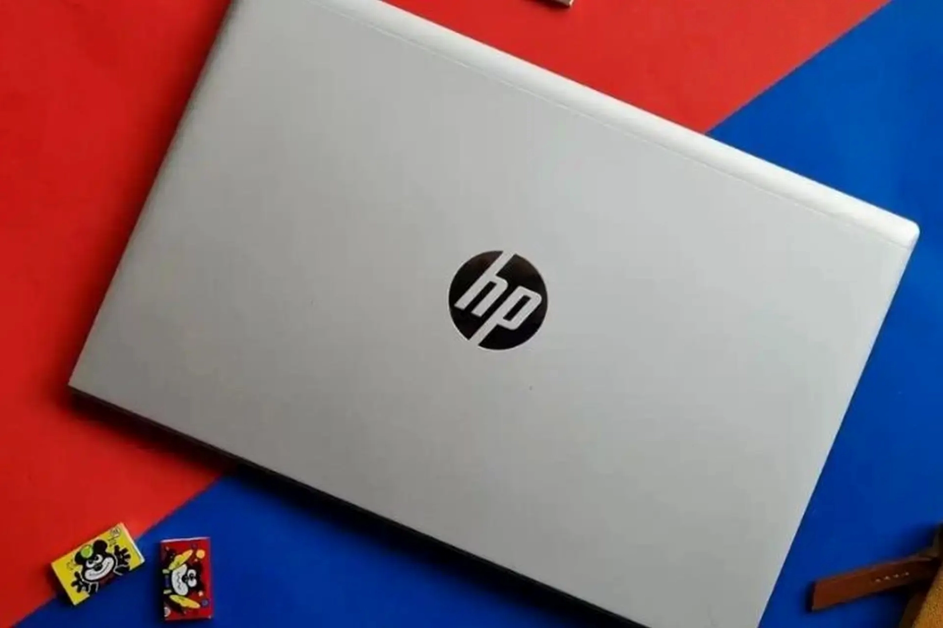 HP của nước nào? Lịch sử và Định vị thương hiệu toàn cầu Hình ảnh bàn làm việc với laptop HP
