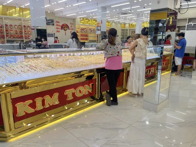 Hình ảnh tiệm vàng Kim Tôn trưng bày sản phẩm