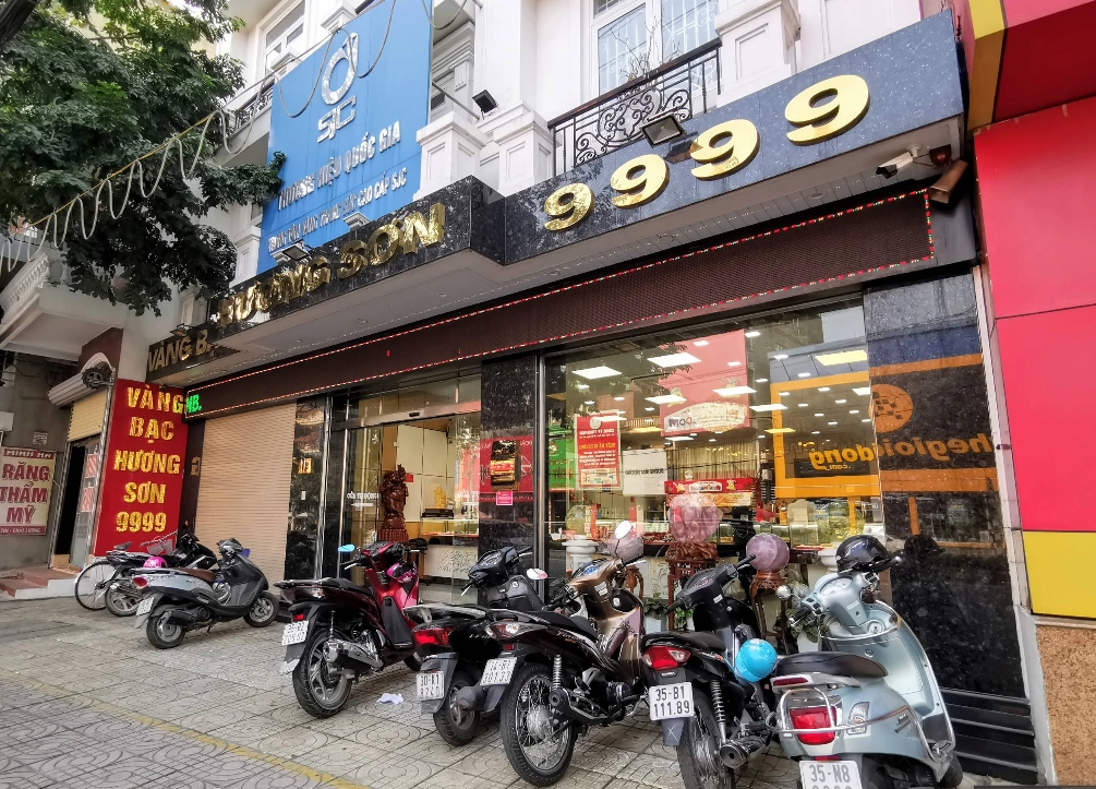 Khu vực trưng bày sản phẩm vàng bạc tại Ninh Bình