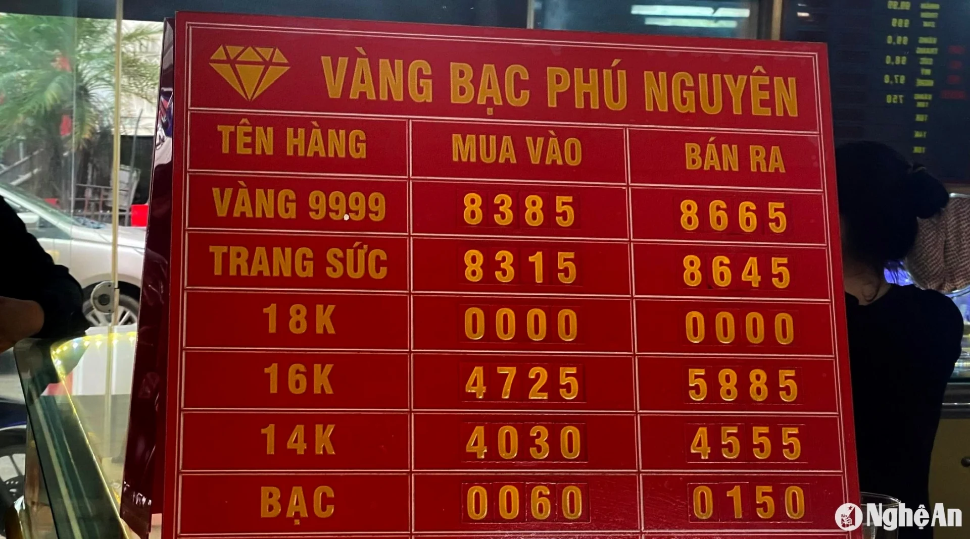 Kim loại quý tại cửa hàng vàng