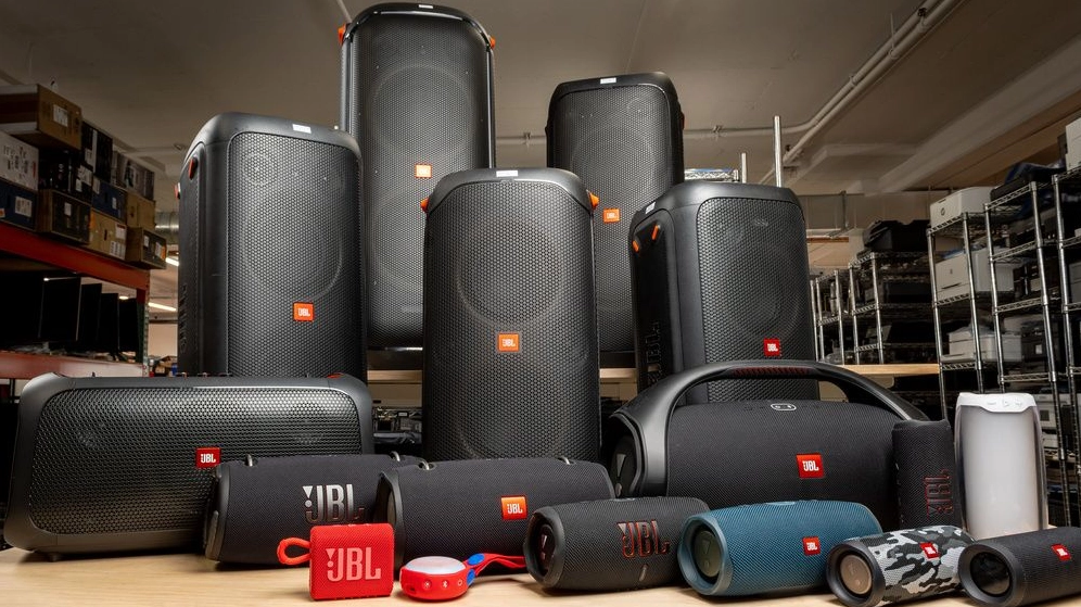 Logo JBL nổi bật trên nền sản phẩm