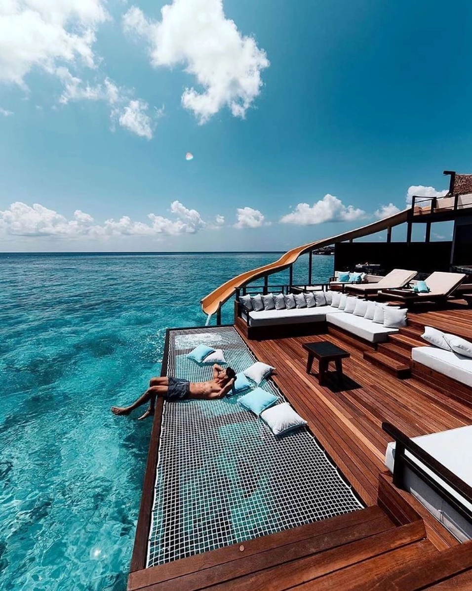 Maldives Thuộc Nước Nào? Khám Phá Thiên Đường Biển Đảo 2026 Một góc Malé với các tòa nhà và bến cảng