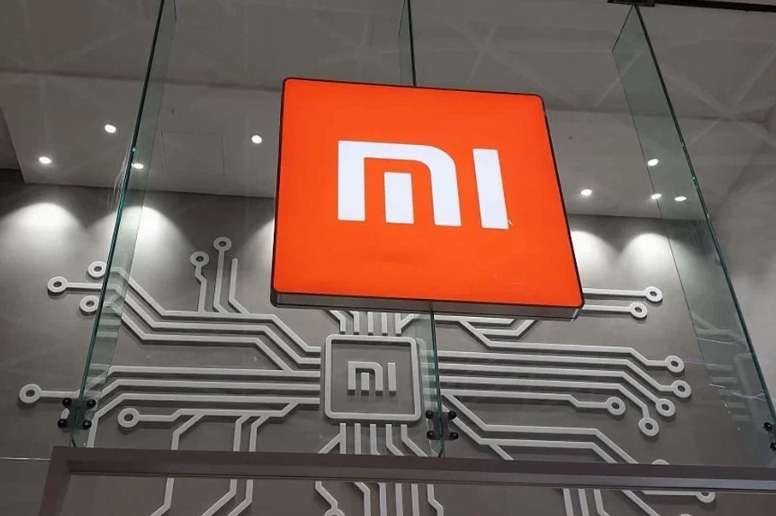 Một người đang sử dụng điện thoại Redmi